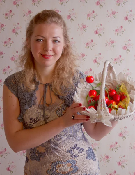 Söt ung kvinna med jordgubbe — Stockfoto
