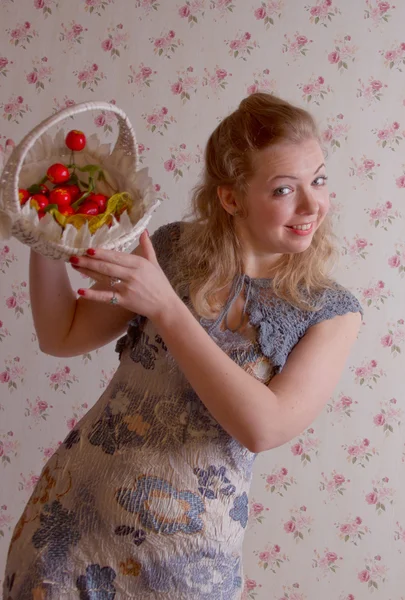 Niedliche junge Frau mit Erdbeere — Stockfoto