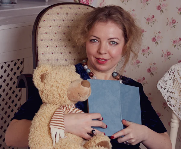 Mädchen mit Buch und Teddy — Stockfoto