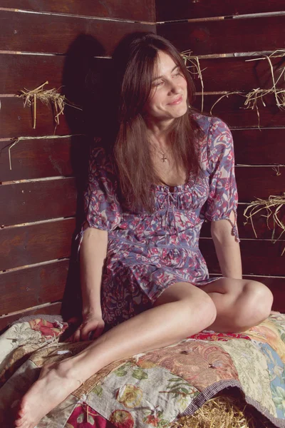Красива дівчина в сукні лежить за сіном — стокове фото