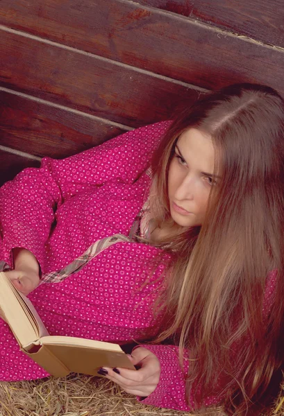 Entspannende Natur Mädchen lesen Buch unbeschwert — Stockfoto