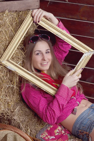 フレームと干し草の美しい少女 — ストック写真