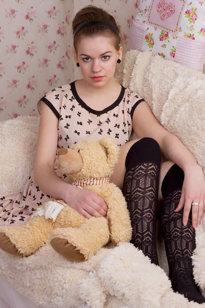 Chica con osito de peluche en la cama —  Fotos de Stock