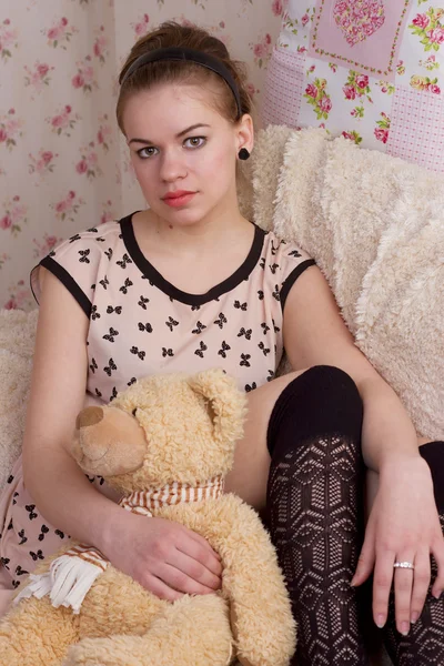 抱着泰迪熊在床上的女孩 — 图库照片