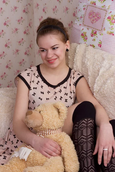 抱着泰迪熊在床上的女孩 — 图库照片
