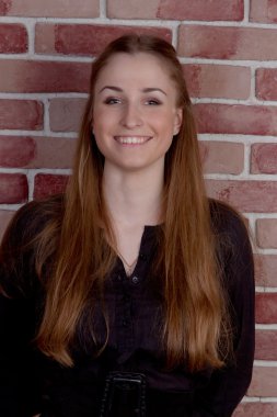 güzel sarışın kadın tuğla duvar