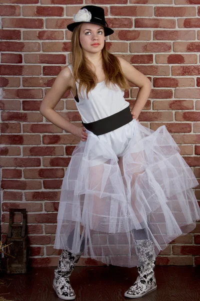 Giovane donna alla moda posa di un muro di mattoni . — Foto Stock