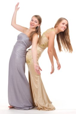Altın ve gümüş elbiseli iki rakip kız