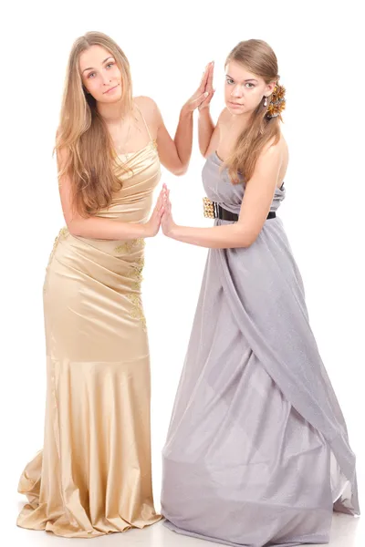 Дві дівчини-конкуренти в золотій та срібній сукні — стокове фото