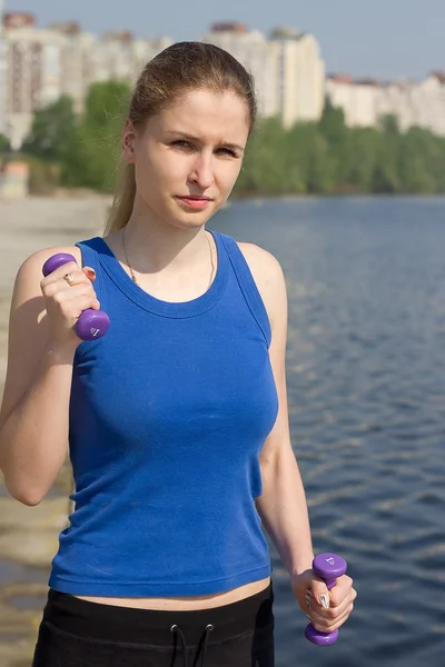 Doğa egzersiz ağırlıkları ile genç kadın — Stok fotoğraf