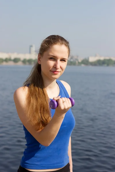 Doğa egzersiz ağırlıkları ile genç kadın — Stok fotoğraf