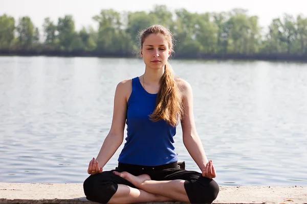 Yoga Mulher junto ao rio — Fotografia de Stock