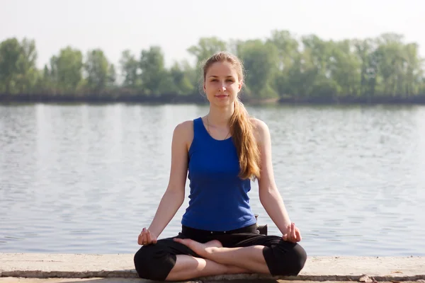 Yoga-Frau am Fluss — Stockfoto