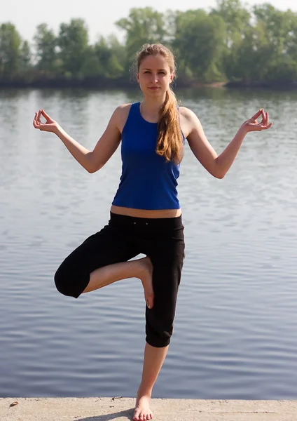 Yoga vrouw door de rivier — Stockfoto