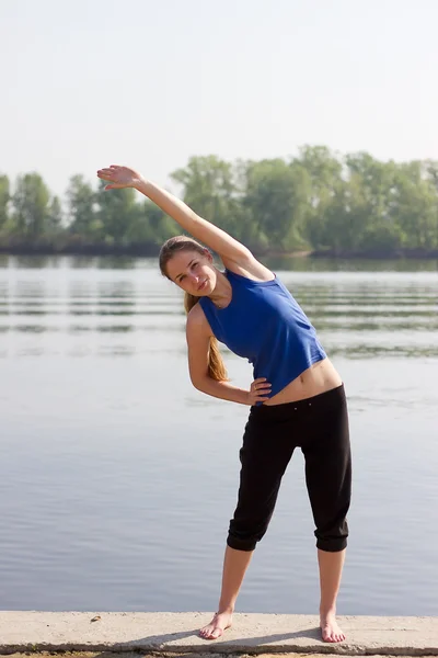 Yoga kvinnan vid floden — Stockfoto