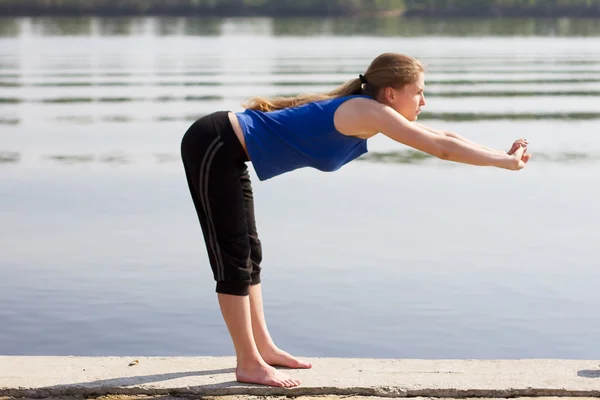 Yoga vrouw door de rivier — Stockfoto