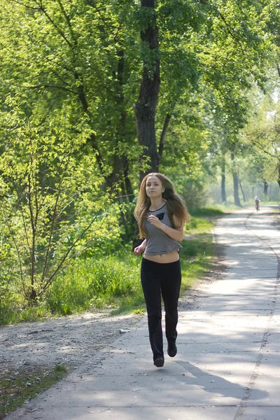 Atractiva mujer corriendo — Foto de Stock