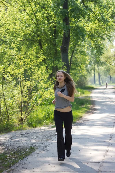 Atraktivní žena běží — Stock fotografie