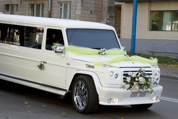 Wedding limo rides around town — Stock Photo, Image