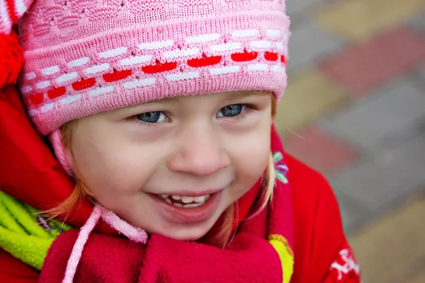 Porträtt av en ung flicka i en varm vinterkläder — Stockfoto
