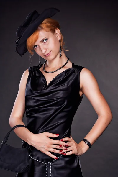 Kızıl saçlı kız siyah elbise ve şapka — Stok fotoğraf
