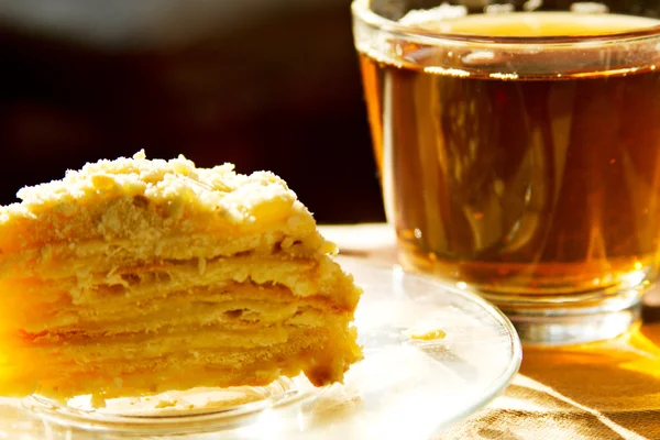 Napolyon kek ve bir bardak — Stok fotoğraf