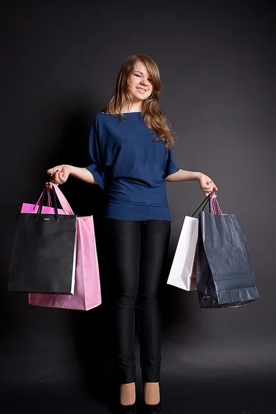 Ein glückliches Mädchen mit Einkaufstüten nach — Stockfoto