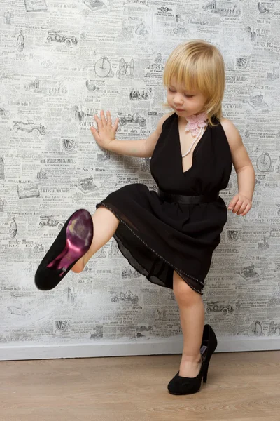 The little girl measures the mother's shoes with heels — Stock Photo, Image