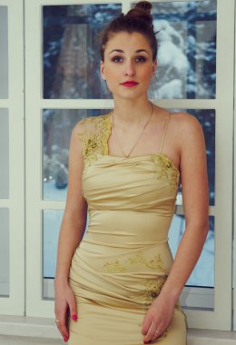 Cam kenarında elbiseli güzel kız