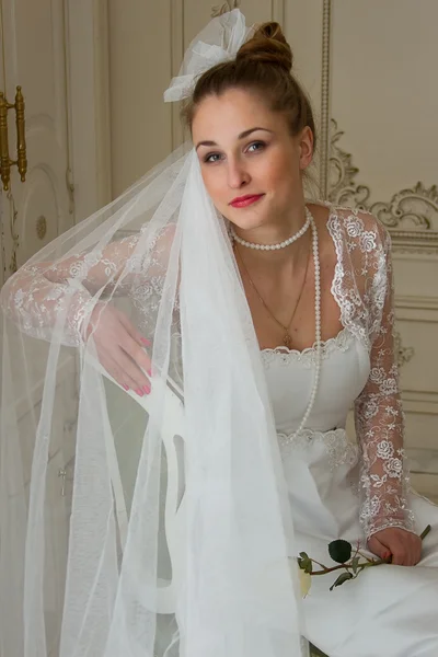 Braut mit Blume in der Hand — Stockfoto