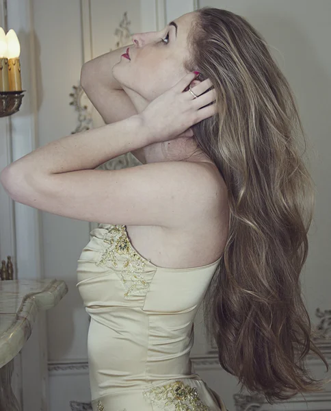 Flicka med långa flödande hår — Stockfoto