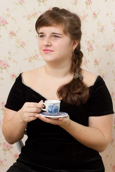 Doordachte vrouw koffie drinken — Stockfoto