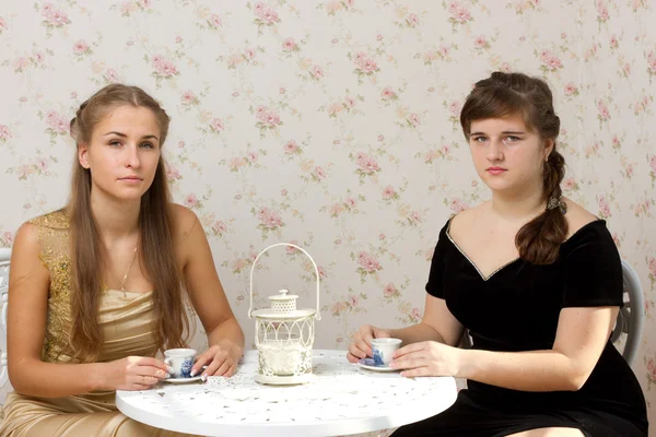 Two girls talking at a table in a cafe — Stock Photo, Image