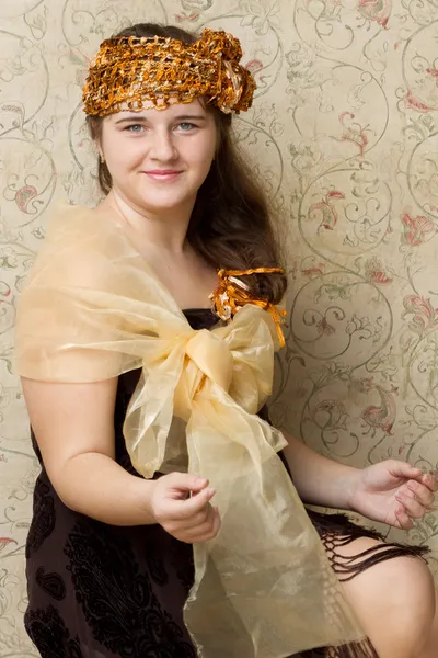 A girl sits in a chair in the image cabaret actress — Stock Photo, Image