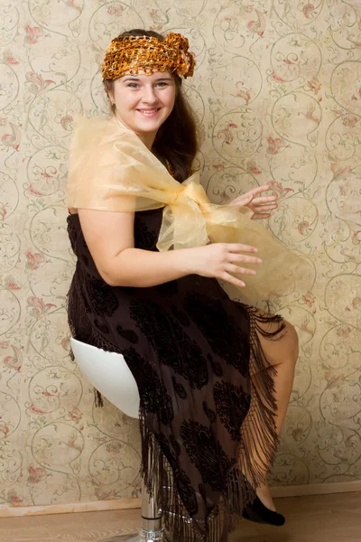 Egy lány ül egy széken, a kép kabaré színésznő — Stock Fotó