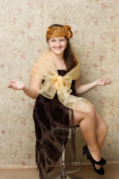 En flicka sitter i en stol i bild cabaret skådespelerskan — Stockfoto