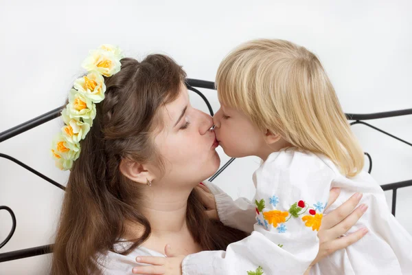 Kiss of the mother and daughter dressed in Ukrainian — Stock Photo, Image