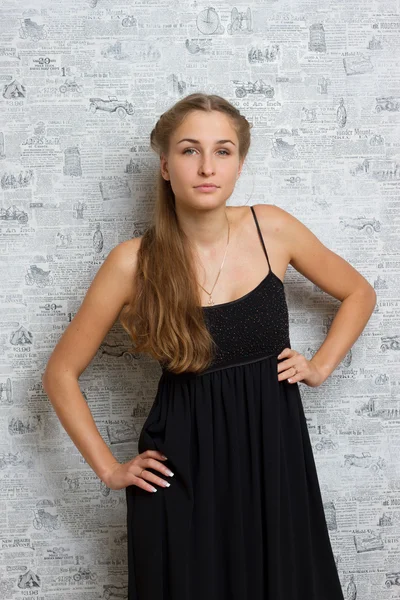 Piękna dziewczyna w sukience w pobliżu ściany — Zdjęcie stockowe