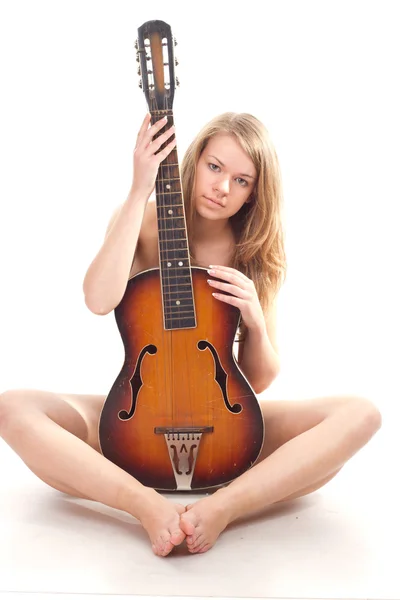 Krásná dívka v svetr s kytarou — Stock fotografie