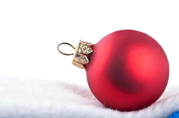 Червоний різдвяний м'яч ізольований — стокове фото