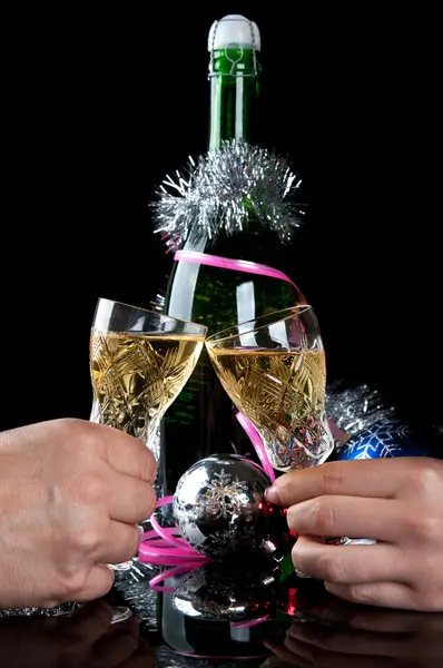 Dvě ruce s sklenic šampaňského — Stock fotografie