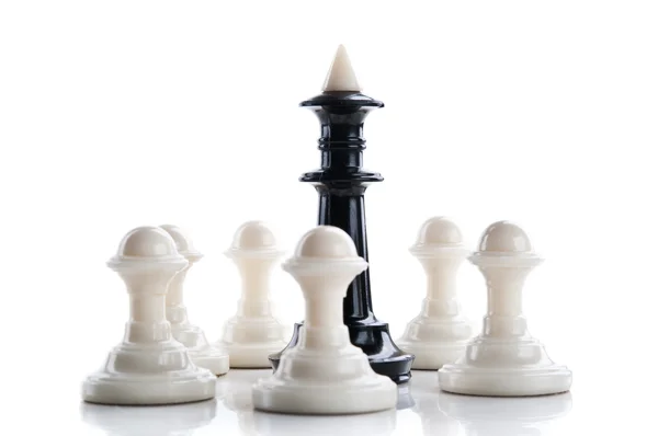 Шахматный король в окружении пешки — стоковое фото