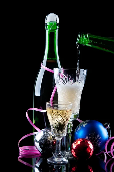 Bouteille de champagne et Noël boules — Photo