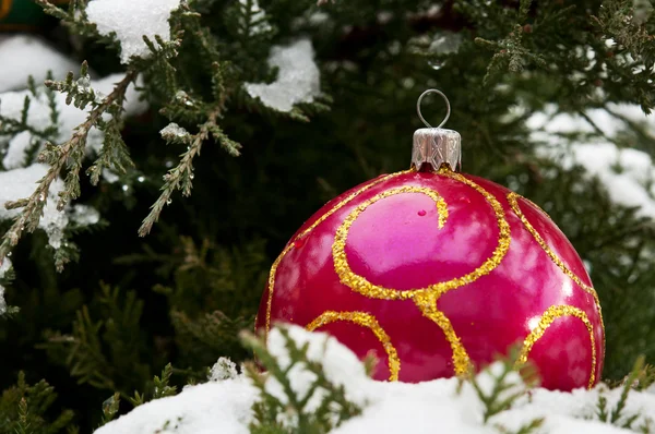 Bola de Natal na neve — Fotografia de Stock
