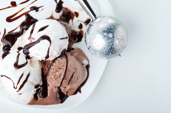 Ice cream with chocolate — Stock Photo, Image