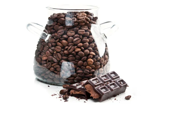 Grains de café et barre de chocolat — Photo