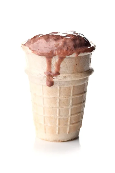 Crème glacée au chocolat dans une tasse à gaufres — Photo