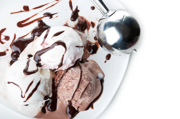Ice cream with chocolate — Stock Photo, Image