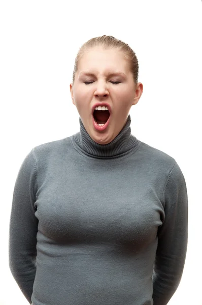 Молодая женщина зевает — стоковое фото