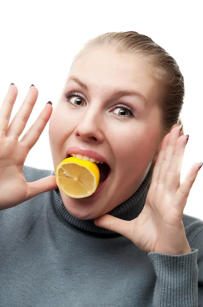 Молода жінка з лимоном — стокове фото